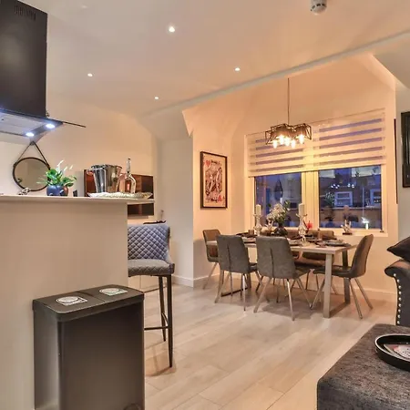 The Hepburn - Floor - Luxury For Up To 6 Guests Near Open Air Theatre And North Bay Apartment *