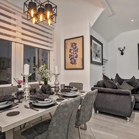 The Hepburn - Floor - Luxury For Up To 6 Guests Near Open Air Theatre And North Bay * Scarborough