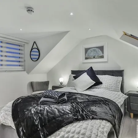 The Hepburn - Floor - Luxury For Up To 6 Guests Near Open Air Theatre And North Bay Apartment Scarborough