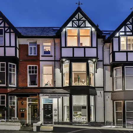 Apartment The Hepburn - Floor - Luxury For Up To 6 Guests Near Open Air Theatre And North Bay Scarborough