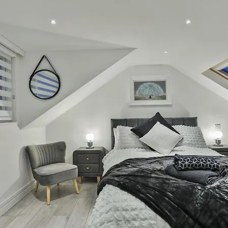 The Hepburn - Floor - Luxury For Up To 6 Guests Near Open Air Theatre And North Bay * Scarborough