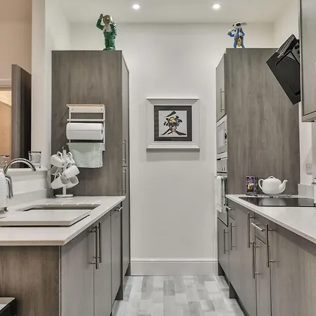 The Hepburn - Floor - Luxury For Up To 6 Guests Near Open Air Theatre And North Bay Apartment