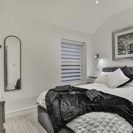 The Hepburn - Floor - Luxury For Up To 6 Guests Near Open Air Theatre And North Bay *