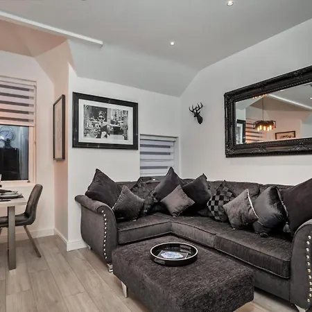 The Hepburn - Floor - Luxury For Up To 6 Guests Near Open Air Theatre And North Bay