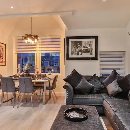 Apartment The Hepburn - Floor - Luxury For Up To 6 Guests Near Open Air Theatre And North Bay *