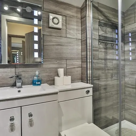 The Hepburn - Floor - Luxury For Up To 6 Guests Near Open Air Theatre And North Bay Apartment *