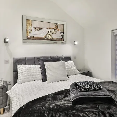 The Hepburn - Floor - Luxury For Up To 6 Guests Near Open Air Theatre And North Bay