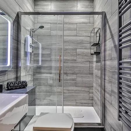 The Hepburn - Floor - Luxury For Up To 6 Guests Near Open Air Theatre And North Bay