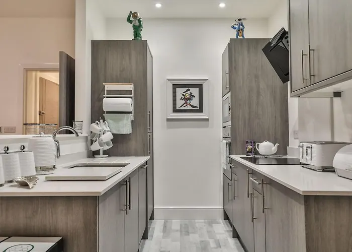 The Hepburn - Floor - Luxury For Up To 6 Guests Near Open Air Theatre And North Bay Apartman