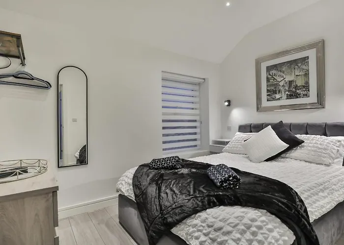 The Hepburn - Floor - Luxury For Up To 6 Guests Near Open Air Theatre And North Bay *