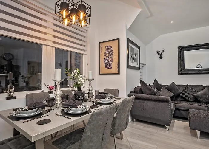 The Hepburn - Floor - Luxury For Up To 6 Guests Near Open Air Theatre And North Bay * Scarborough