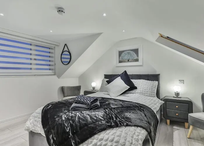 The Hepburn - Floor - Luxury For Up To 6 Guests Near Open Air Theatre And North Bay Apartman Scarborough