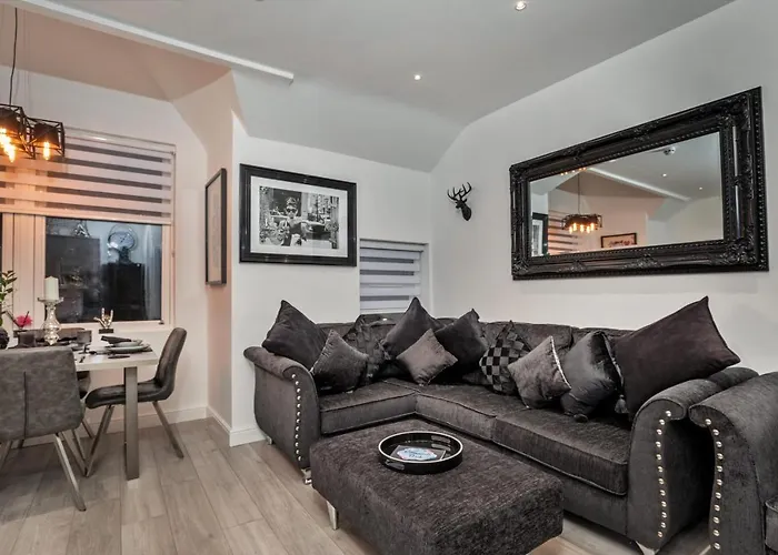 The Hepburn - Floor - Luxury For Up To 6 Guests Near Open Air Theatre And North Bay