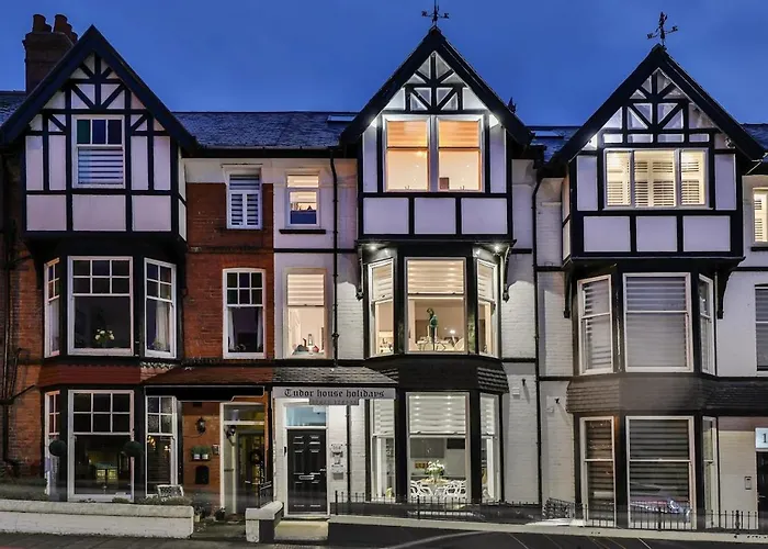 Apartman The Hepburn - Floor - Luxury For Up To 6 Guests Near Open Air Theatre And North Bay Scarborough