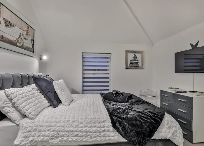 The Hepburn - Floor - Luxury For Up To 6 Guests Near Open Air Theatre And North Bay Apartman *