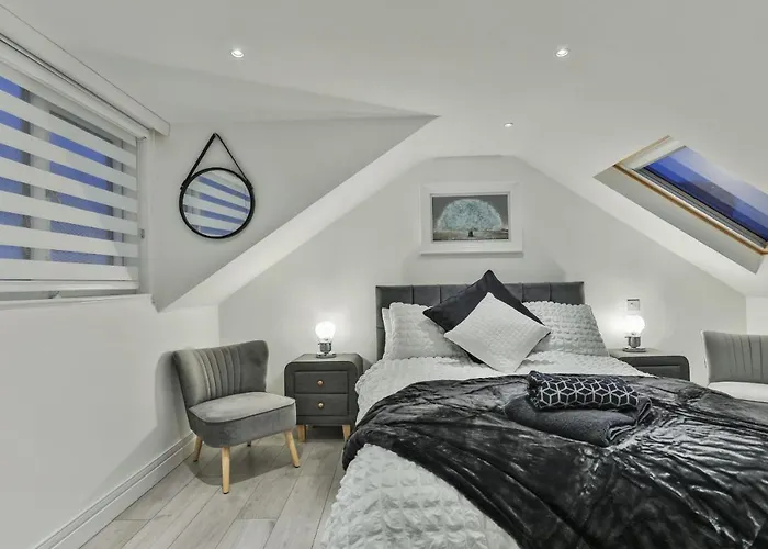 The Hepburn - Floor - Luxury For Up To 6 Guests Near Open Air Theatre And North Bay * Scarborough