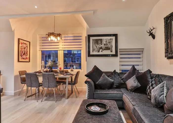 Apartman The Hepburn - Floor - Luxury For Up To 6 Guests Near Open Air Theatre And North Bay *