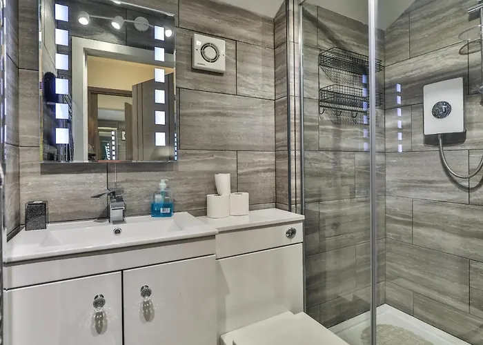 The Hepburn - Floor - Luxury For Up To 6 Guests Near Open Air Theatre And North Bay Apartman *