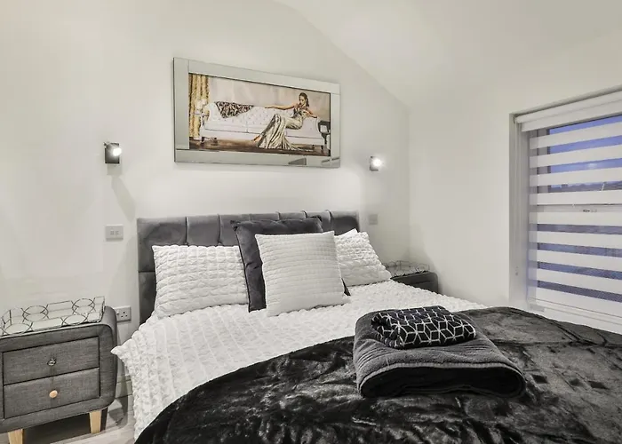 The Hepburn - Floor - Luxury For Up To 6 Guests Near Open Air Theatre And North Bay