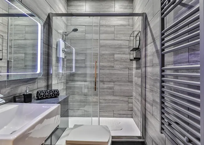 The Hepburn - Floor - Luxury For Up To 6 Guests Near Open Air Theatre And North Bay