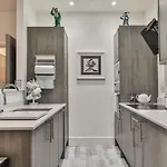 The Hepburn - Floor - Luxury For Up To 6 Guests Near Open Air Theatre And North Bay 아파트