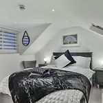 The Hepburn - Floor - Luxury For Up To 6 Guests Near Open Air Theatre And North Bay 아파트 스카버러
