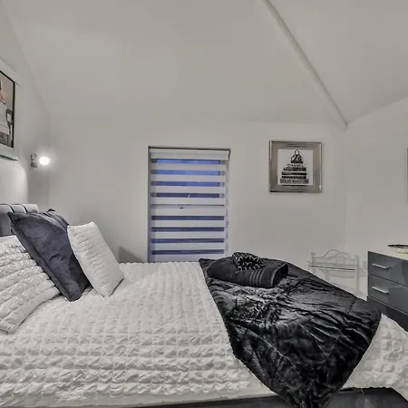 The Hepburn - Floor - Luxury For Up To 6 Guests Near Open Air Theatre And North Bay 아파트 *